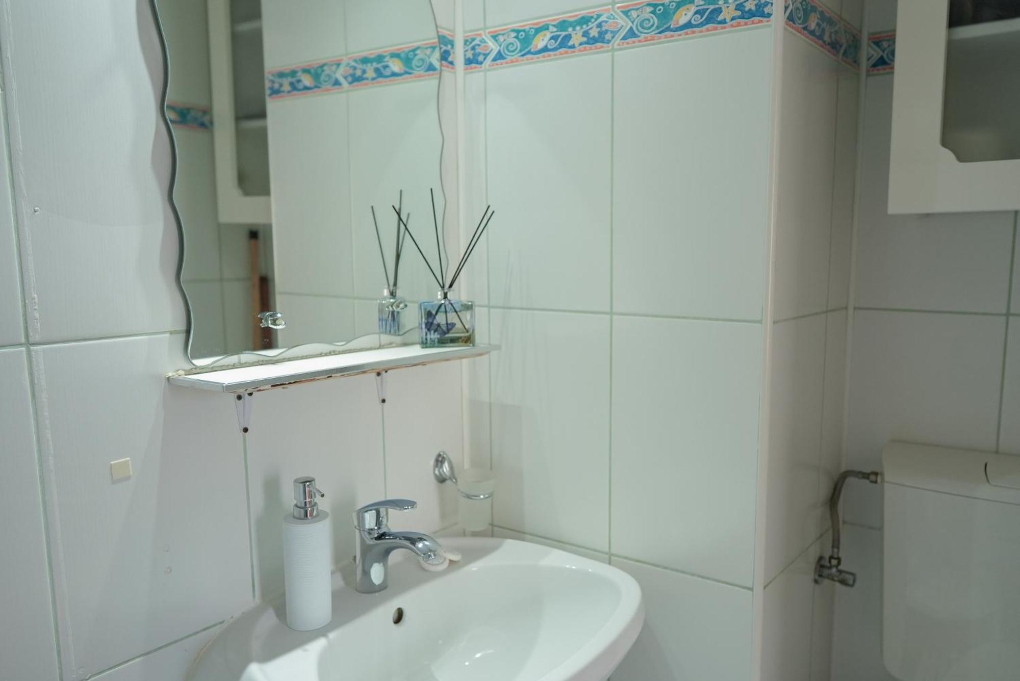 Victoria Avenue Apartment *